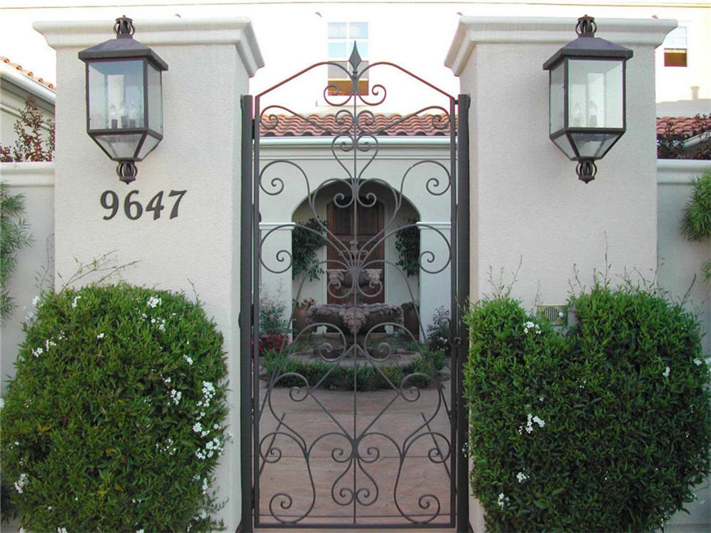 Classic Metal Gate with Courtyard