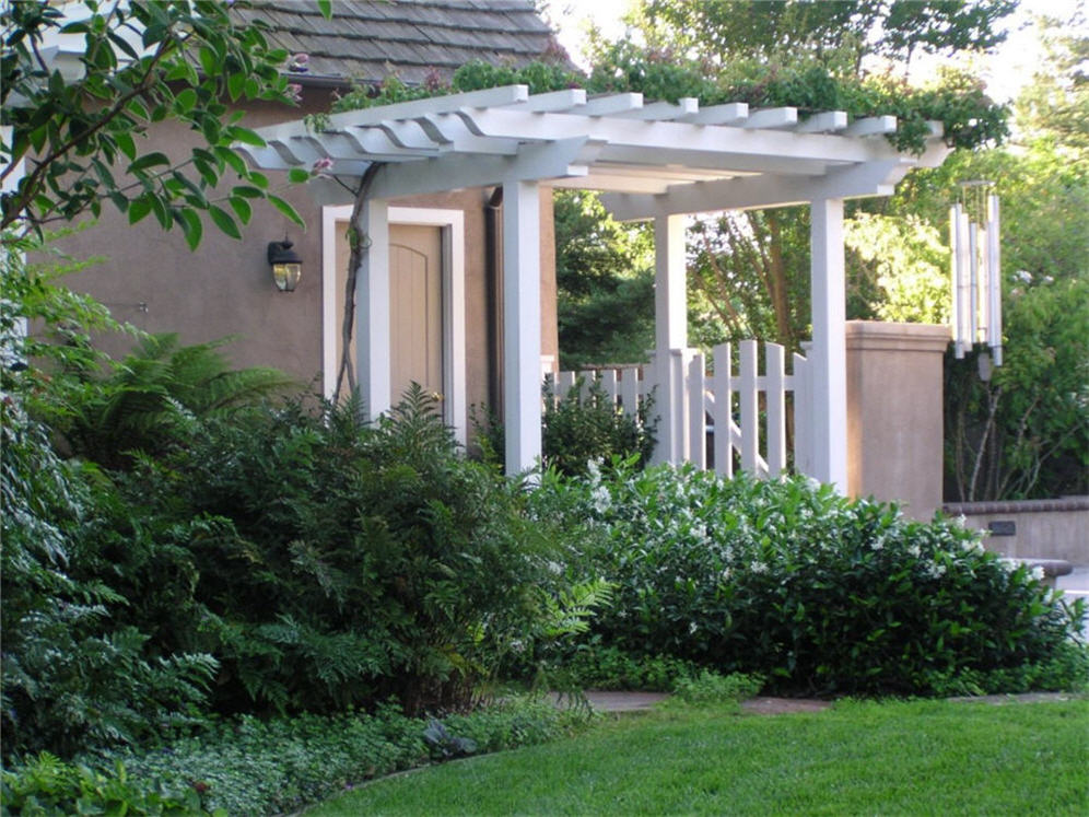 Small Backyard White Trellis