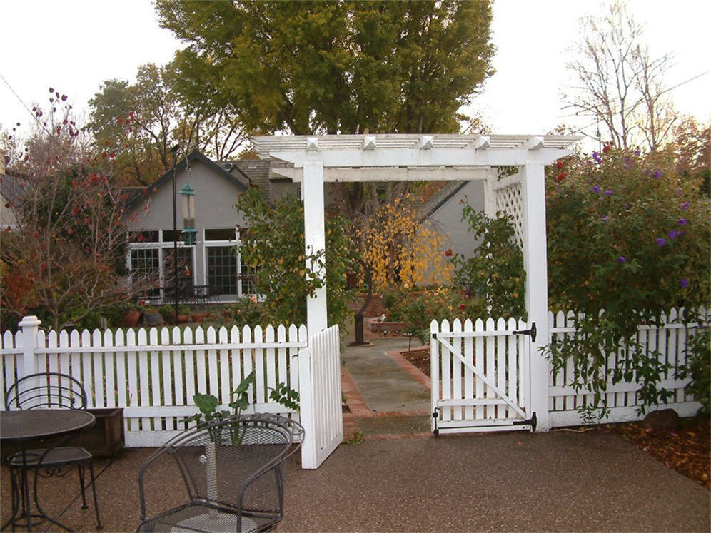 White Picket Fence with Half Trellis